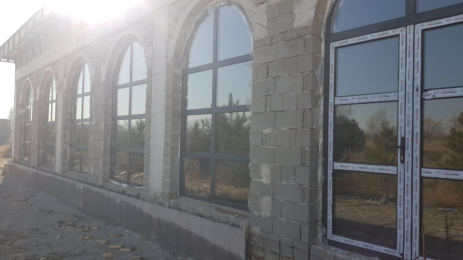 თაღოვანი ვიტრაჟები — საბანკეტო დარბაზი